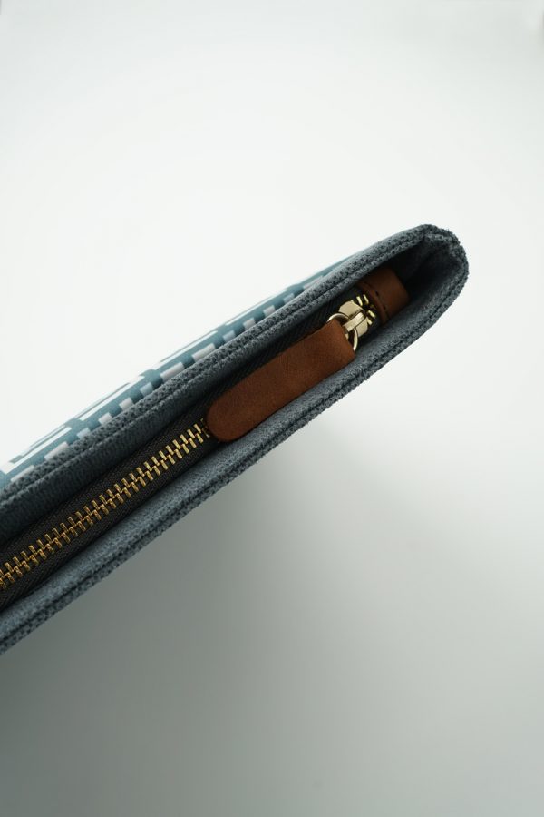Labyrinth (grey) clutch