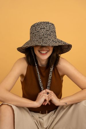 Labyrinth (B) bucket hat